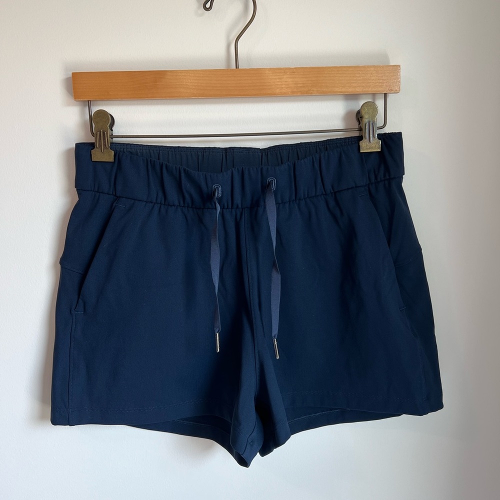 Lululemon On the Fly mid-rise shirt 2.5”